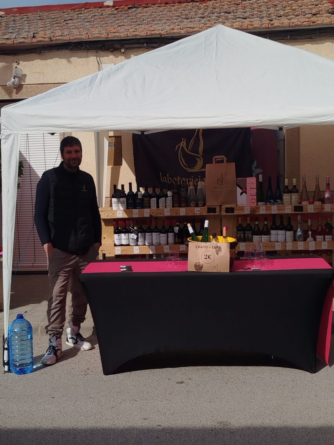 Puesto de La Bota Vieja con selección de vinos